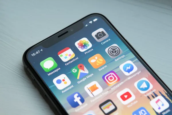 Cidadão utilizando serviços públicos digitais em dispositivo móvel